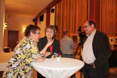 Vertreter der Presse - Sabine Moll und Christian Menzel - im Gespräch mit der Herausgeberin