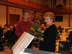 Stadtpräsident Andreas Ohm überreichte der Herausgeberin Friederike Neubert einen Blumenstrauß