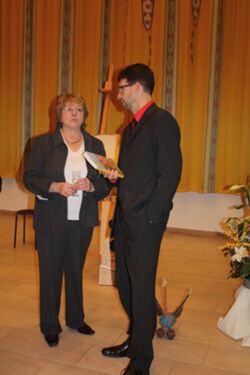 Frau Neubert übergibt das Jahrbuch 2012 an Bürgermeister Arne Schuldt