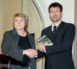 Friederike Neubert übergibt das Jahrbuch an Bürgermeister Arne Schuldt (Foto: Sieglinde Seidel)