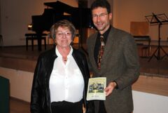 Es hat Tradition – ein Bild mit Bürgermeister Arne Schuldt und Herausgeberin Friederike Neubert