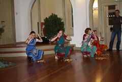 Die Gruppe Indischer Tanz, Leitung Anette Riedel, führt einen Tempeltanz auf