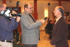 Das Team von Güstrow-TV im Interview mit dem Gestalter des Titelbildes Dieter Dräger