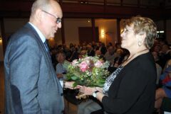 Blumen gab’s als Dankeschön vom Stellv. Bürgermeister Andreas Brunotte