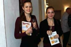 Katharina Sergeeva und Caroline Halwas gehören zum Autorennachwuchs des Jahrbuches