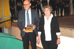 Andreas Brunotte erhält als stellvertretender Bürgermeister das Jahrbuch aus den Händen der Herausgeberin Friederike Neubert